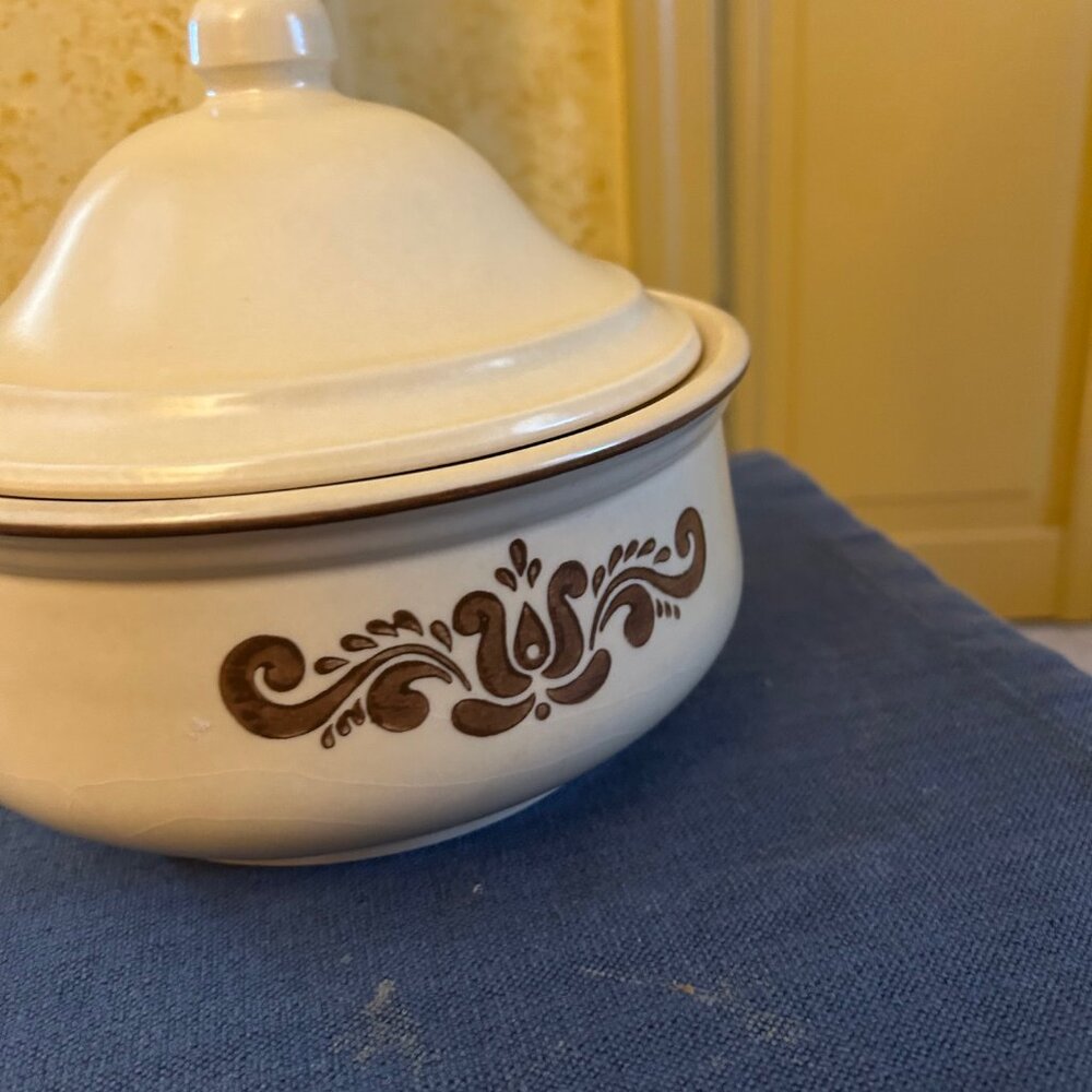 Pfaltzgraff Vintage Village  round Casserole  Brown cream 2QT  8 in dia - Picture 3 of 4